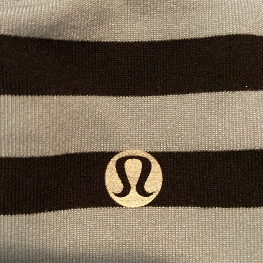 Lululemon workout tank size small 4 (tag says 6) - Picture 5 of 9